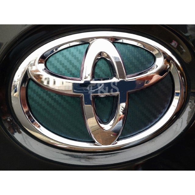 トヨタ(トヨタ)のトヨタ ハイエース 200系 リアエンブレム 3Dカーボン柄 マジョーラ シート 自動車/バイクの自動車(車外アクセサリ)の商品写真