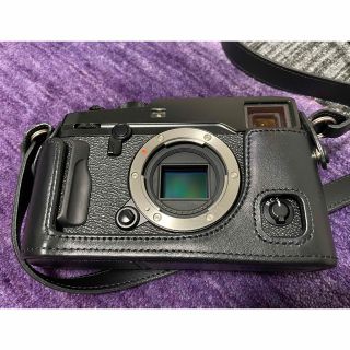 フジフイルム(富士フイルム)のFUJIFILM　X-Pro2　良品　シャッター数200未満　純正ボディケース付(ミラーレス一眼)