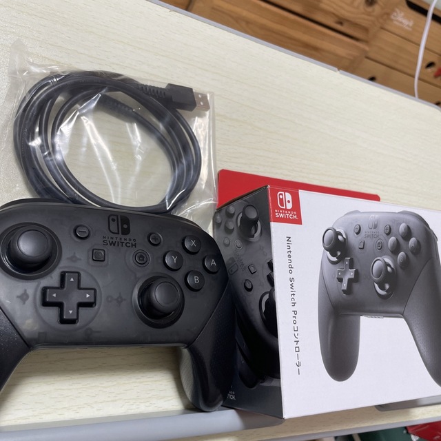 ニンテンドースイッチ　プロコントローラー エンタメ/ホビーのゲームソフト/ゲーム機本体(家庭用ゲーム機本体)の商品写真