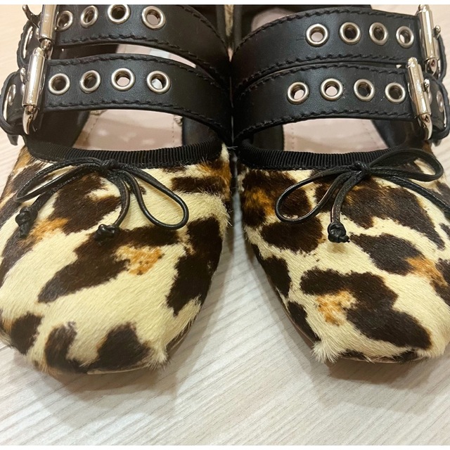 miumiu(ミュウミュウ)のmiumiu バレエシューズ レザーベルト ダブルストラップ レディースの靴/シューズ(バレエシューズ)の商品写真