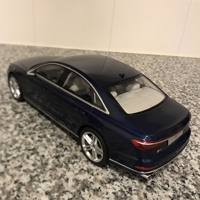 Audi S8 アウディS8  ナバラブルー　サイズ1/18  数量限定完売品 7