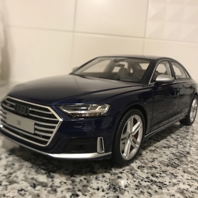 Audi S8 アウディS8  ナバラブルー　サイズ1/18  数量限定完売品 4