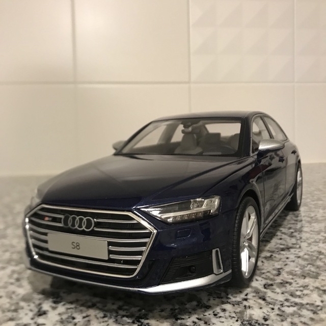 Audi S8 アウディS8  ナバラブルー　サイズ1/18  数量限定完売品 2