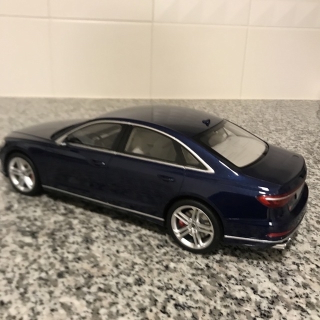 Audi S8 アウディS8  ナバラブルー　サイズ1/18  数量限定完売品 5