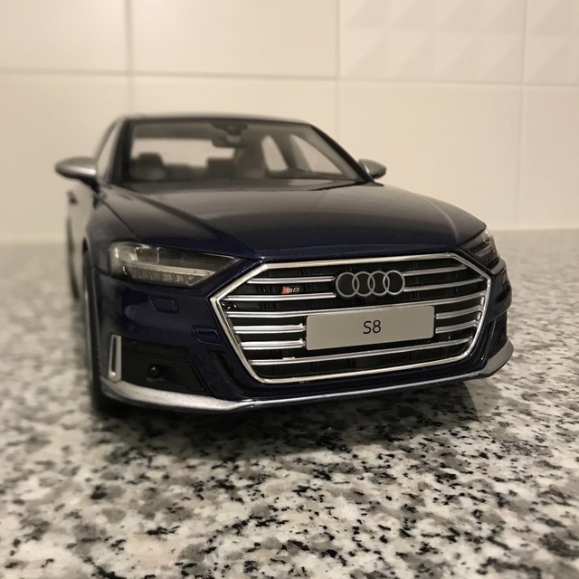 Audi S8 アウディS8  ナバラブルー　サイズ1/18  数量限定完売品 1