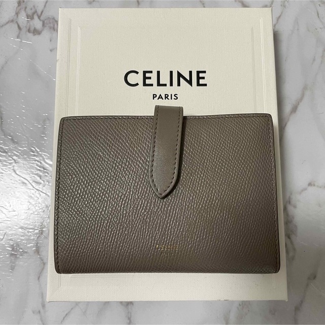 □ CELINE ミディアム ストラップウォレット グレインドカーフスキン