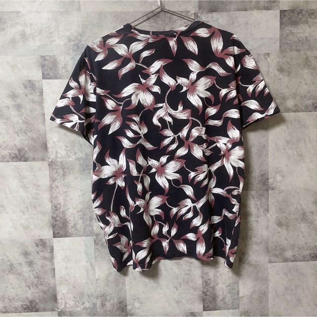 H&M(エイチアンドエム)のTシャツ　Mサイズ　H&M エイチアンドエム　総柄　花柄 メンズのトップス(Tシャツ/カットソー(半袖/袖なし))の商品写真