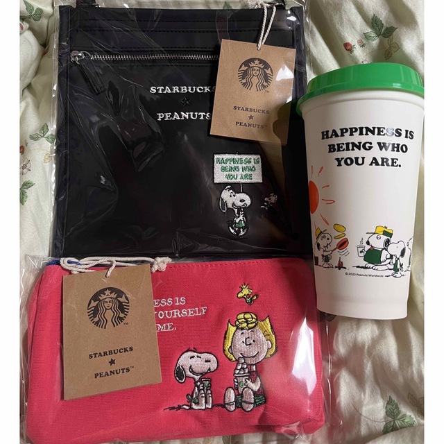 Starbucks(スターバックス)の♡スターバックス限定♡スヌーピー♡ボトルサコッシュ＆ポーチ+リユーザブルカップ♡ エンタメ/ホビーのおもちゃ/ぬいぐるみ(キャラクターグッズ)の商品写真