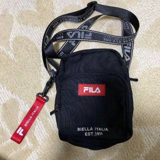 フィラ(FILA)のフィラ　ショルダーバッグ　斜めがけ　ブラック　レッド(ショルダーバッグ)