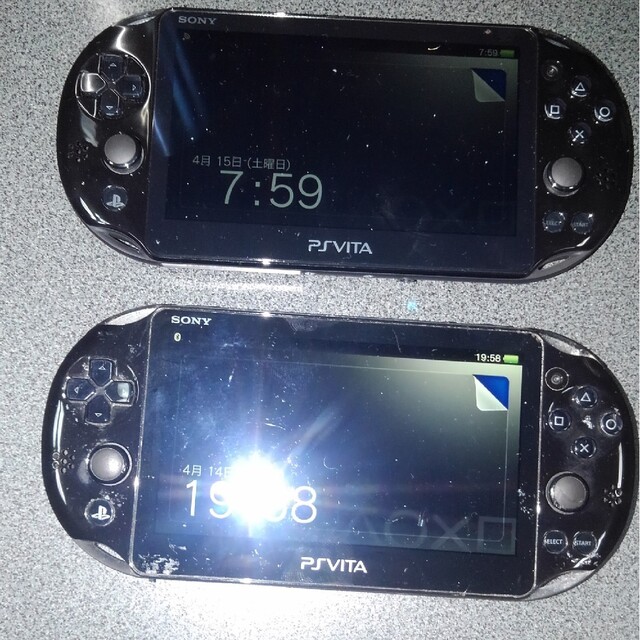 PlayStation Vita(プレイステーションヴィータ)のPSVITA 2個セット　ソフト付き エンタメ/ホビーのゲームソフト/ゲーム機本体(携帯用ゲームソフト)の商品写真