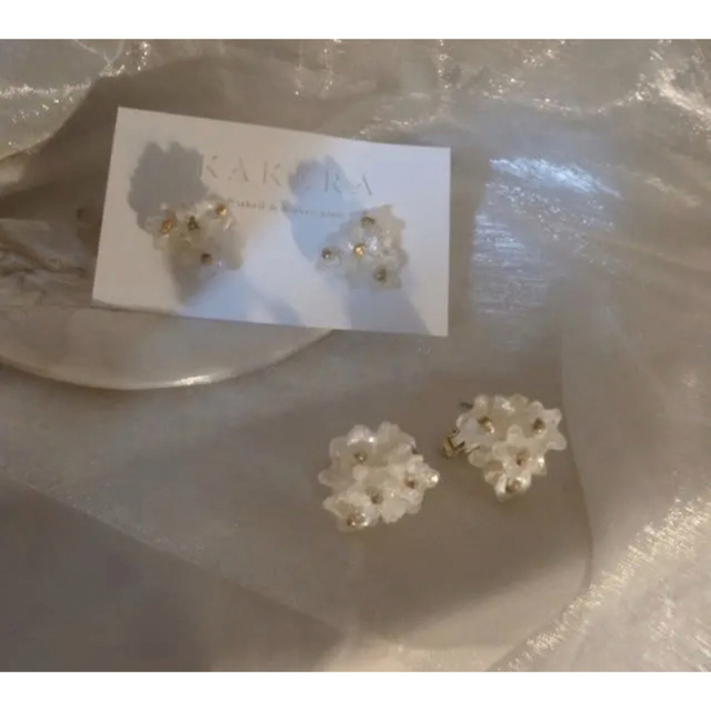 【31】kakera (カケラ) White Flowers ピアス チタン レディースのアクセサリー(ピアス)の商品写真