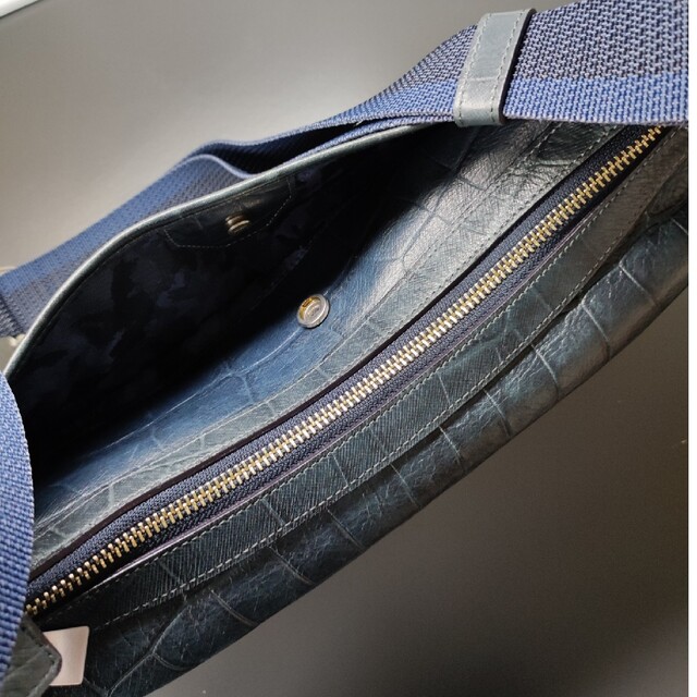 aniary(アニアリ)のアニアリ　ショルダーバック　クロコ型押　ネイビー メンズのバッグ(ショルダーバッグ)の商品写真