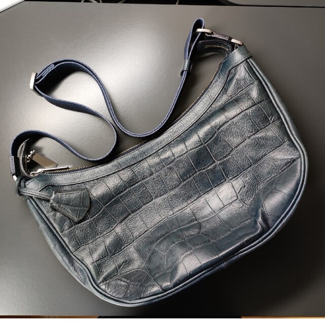 aniary(アニアリ)のアニアリ　ショルダーバック　クロコ型押　ネイビー メンズのバッグ(ショルダーバッグ)の商品写真