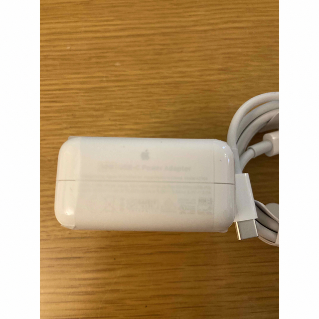 Apple(アップル)の【純正品・未使用】MacBook 30W 電源アダプタとUSB-C 充電ケーブル スマホ/家電/カメラのPC/タブレット(PC周辺機器)の商品写真