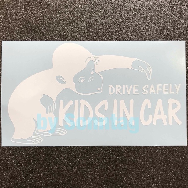 白 おさるのジョージモチーフ KIDS IN CAR 転写ステッカー -24 キッズ/ベビー/マタニティの外出/移動用品(その他)の商品写真