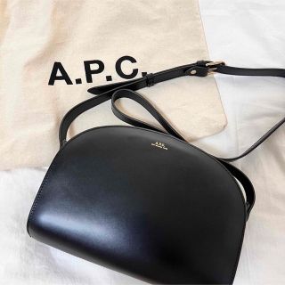 アーペーセー(A.P.C)のA.P.C ハーフムーン スムースレザー ブラック ショルダーバッグ(ショルダーバッグ)