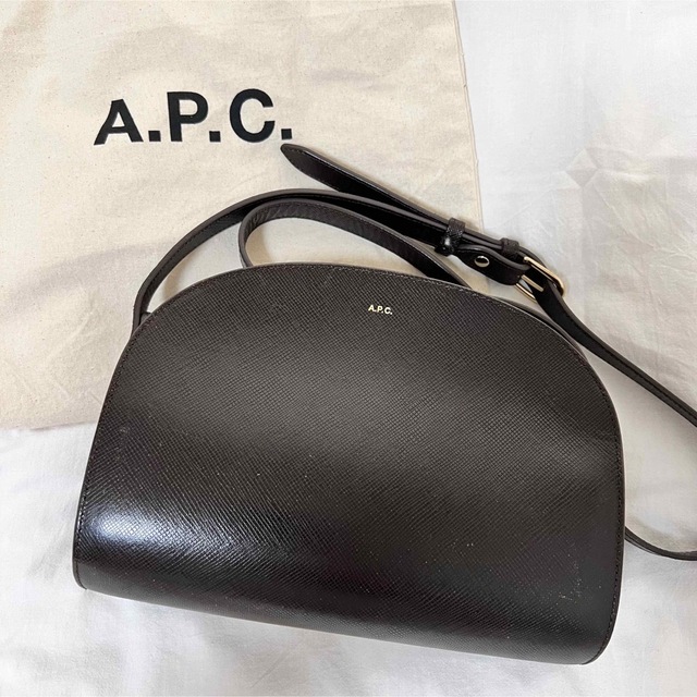 A.P.C ハーフムーン エンボスレザー ダークブラウン-