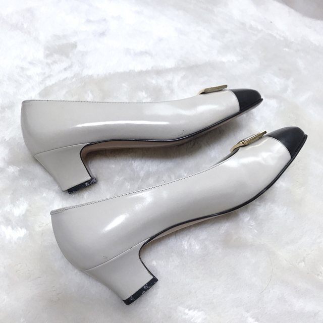 Salvatore Ferragamo(サルヴァトーレフェラガモ)の美品 Ferragamo パンプス 24cm ベージュ バイカラー バックル レディースの靴/シューズ(ハイヒール/パンプス)の商品写真