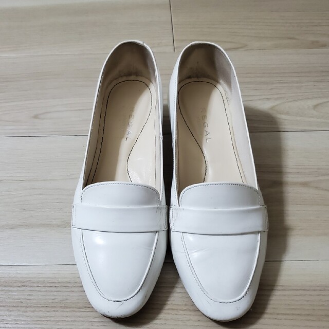 REGAL(リーガル)のホワイトパンプス レディースの靴/シューズ(ハイヒール/パンプス)の商品写真