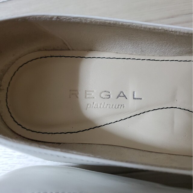 REGAL(リーガル)のホワイトパンプス レディースの靴/シューズ(ハイヒール/パンプス)の商品写真