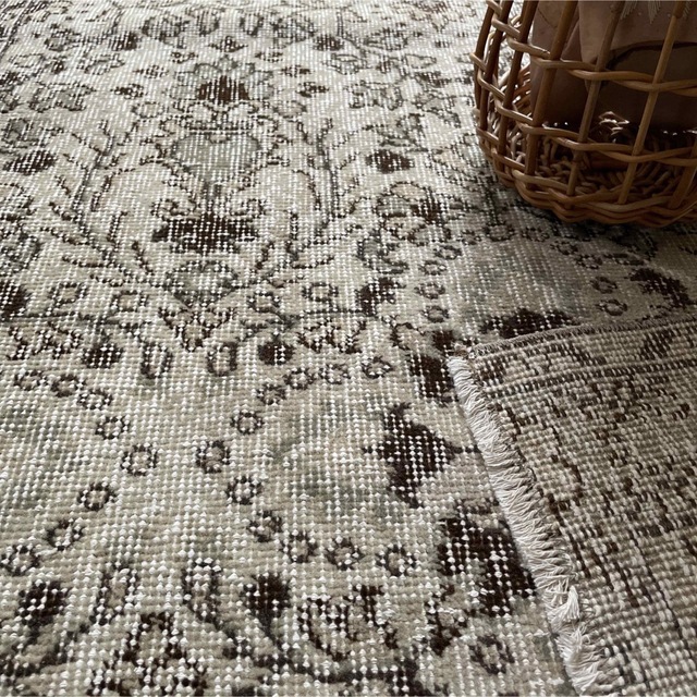 オリジナルデザイン手作り商品 薄カーキに囲まれた 淡いグレージュ