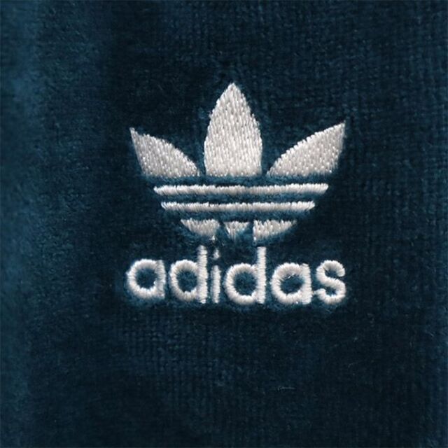 adidas(アディダス)のアディダス ベロア調 トレフォイルロゴ 3ライン ジャージ ブーツカットパンツ XS グリーン adidas レディース 【中古】  【230415】 レディースのパンツ(ショートパンツ)の商品写真