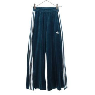 アディダス(adidas)のアディダス ベロア調 トレフォイルロゴ 3ライン ジャージ ブーツカットパンツ XS グリーン adidas レディース 【中古】  【230415】(ショートパンツ)