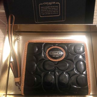 コーチ(COACH)の【最終価格】coach ラウンドジッパー 折り財布 エナメル  黒 キャメル (財布)