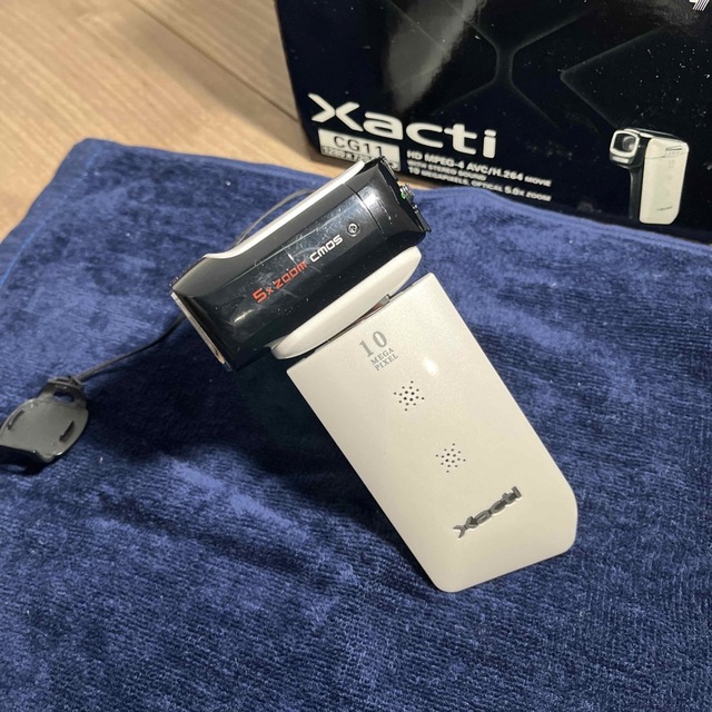 SANYO(サンヨー)のSANYO Xacti デジタルムービーカメラ DMX-CG11(W) スマホ/家電/カメラのカメラ(ビデオカメラ)の商品写真