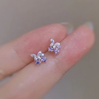 セール❣️【シルバーS925刻印】小さく繊細な蝶々 フラワー 花 ピアス(ピアス)