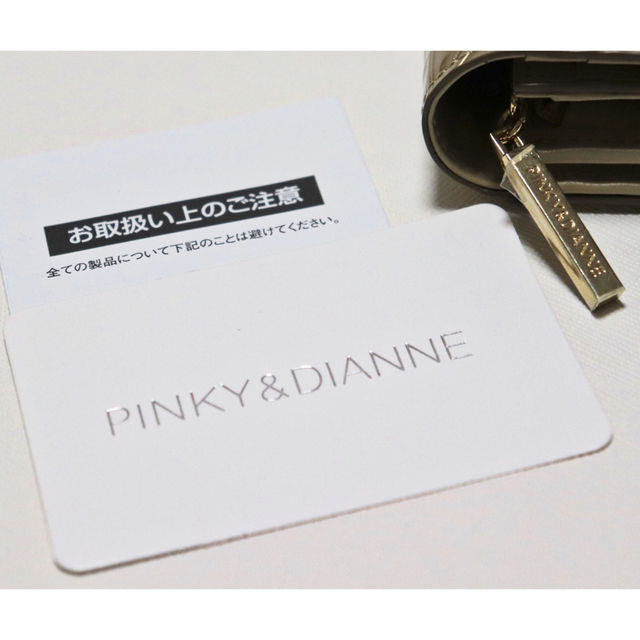 Pinky&Dianne(ピンキーアンドダイアン)の《ピンキー＆ダイアン》箱付新品 ポケット多数 エンボスレザーかぶせ式長財布 金 レディースのファッション小物(財布)の商品写真