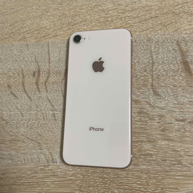 Apple(アップル)のiPhone8 64GB ゴールド SIMロック解除済み スマホ/家電/カメラのスマートフォン/携帯電話(スマートフォン本体)の商品写真