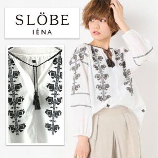 スローブイエナ(SLOBE IENA)の人気完売＊タッセル付き刺繍ブラウス／ふんわり袖×さらっとコットン ホワイト(シャツ/ブラウス(長袖/七分))