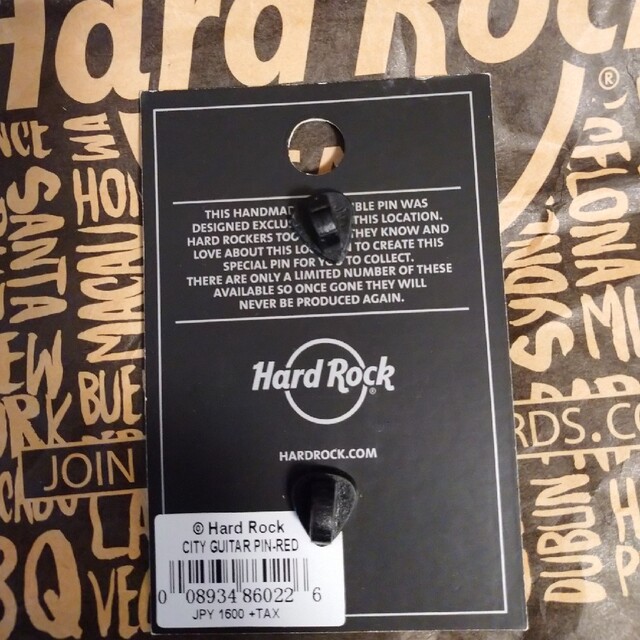 Hard Rock CAFE(ハードロックカフェ)の未使用★ハードロックカフェ 　上野　ピンバッジ 　パンダ親子　ギター　赤 エンタメ/ホビーのコレクション(その他)の商品写真