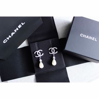 シャネル(CHANEL)のCHANEL 22C 2022aw パール クリスタル ストラス ピアス 美品(ピアス)