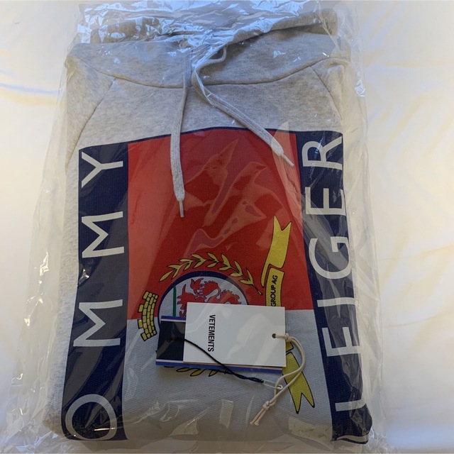 VETEMENTS(ヴェトモン)のVETEMENTS TOMMY HILFIGER メンズのトップス(パーカー)の商品写真