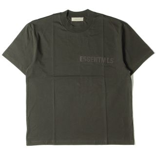 フィアオブゴッド(FEAR OF GOD)のFEAR OF GOD FOG ESSENTIALS フィアオブゴッド エッセンシャルズ フロッキープリント ロゴ クルーネック Tシャツ T-Shirts 22AW チャコールブラック(OFF BLACK) L トップス カットソー 半袖 【メンズ】(Tシャツ/カットソー(半袖/袖なし))