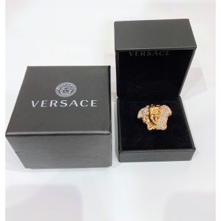 ヴェルサーチ(VERSACE)の【ヴェルサーチ】クリスタルメデューサヘッド リング ゴールド #9(リング(指輪))