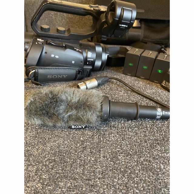 SONY XDCAM PXW-X70 バッテリー4つ ECM-VG1付き SONY XDCAM PXW-X70 バッテリー4つ ECM-VG1付き