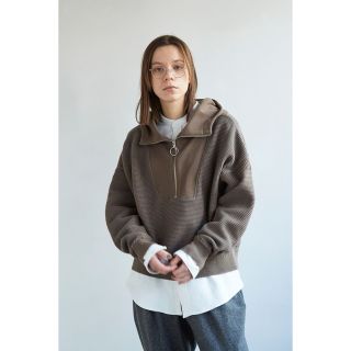 コモリ(COMOLI)のYASHIKI Tasogare High Neck Hoodie(MOCHA)(ニット/セーター)