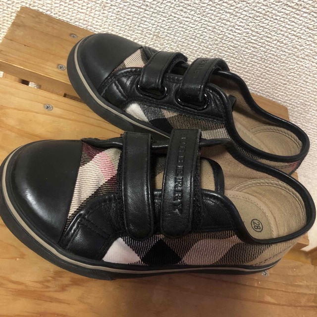 BURBERRY(バーバリー)のバーバリーキッズ靴 キッズ/ベビー/マタニティのキッズ靴/シューズ(15cm~)(スニーカー)の商品写真