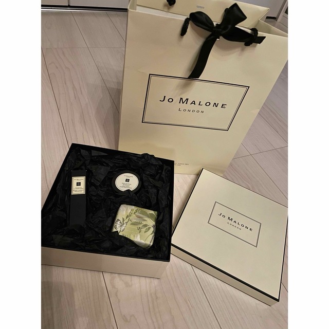 JO MALONE 3点セットリップ、ボディクリーム、ソーププレゼント