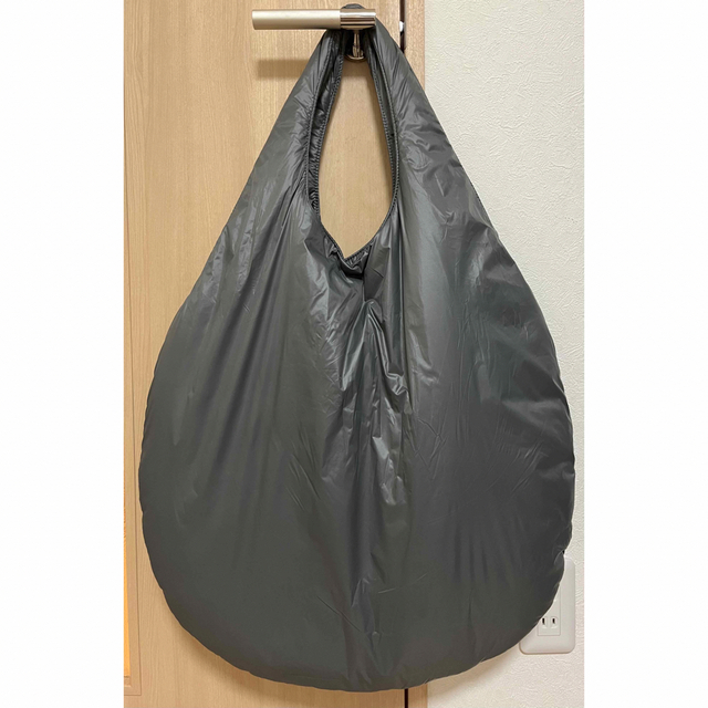 COS(コス)の【cos 】RECYCLED NYLON PADDED SHOPPER BAG レディースのバッグ(ショルダーバッグ)の商品写真