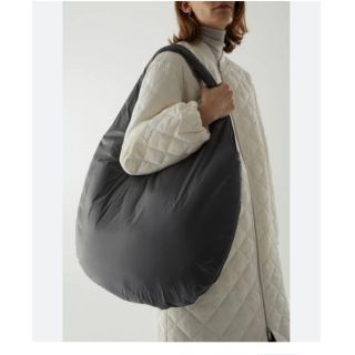 コス(COS)の【cos 】RECYCLED NYLON PADDED SHOPPER BAG(ショルダーバッグ)