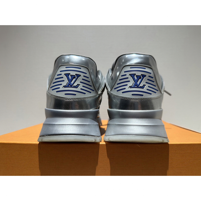 LOUIS VUITTON(ルイヴィトン)の新品❗️ LOUIS VUITTON ジグザグライン スニーカー シルバー メンズの靴/シューズ(スニーカー)の商品写真