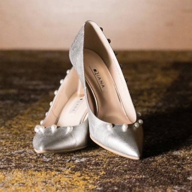 DIANA(ダイアナ)のDIANA パールパンプス　シルバー　23.5 ウェディング　ブライダルシューズ レディースの靴/シューズ(ハイヒール/パンプス)の商品写真
