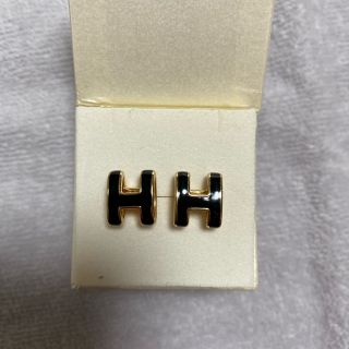 Ｈイニシャルピアス〔ブラック〕(ピアス)