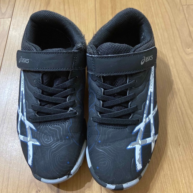 asics(アシックス)のアシックスの靴　 キッズ/ベビー/マタニティのキッズ靴/シューズ(15cm~)(スニーカー)の商品写真