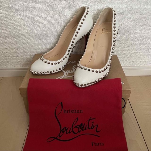 Christian Louboutin(クリスチャンルブタン)のお値下げ中‼︎✴︎ルブタン✴︎パンプス スパイク 38 10cmピンヒール白 レディースの靴/シューズ(ハイヒール/パンプス)の商品写真