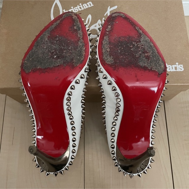 Christian Louboutin(クリスチャンルブタン)のお値下げ中‼︎✴︎ルブタン✴︎パンプス スパイク 38 10cmピンヒール白 レディースの靴/シューズ(ハイヒール/パンプス)の商品写真